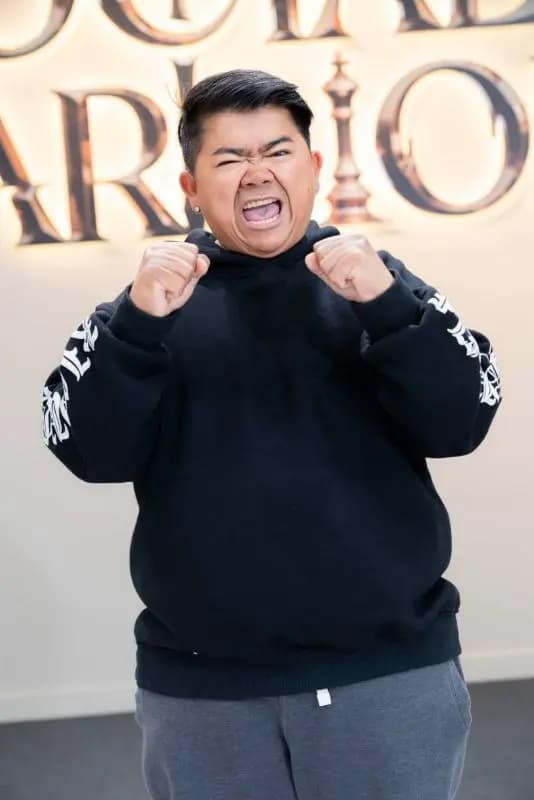 Kootee在社交媒体发文庆祝女儿毕业,配图展现深沉父爱