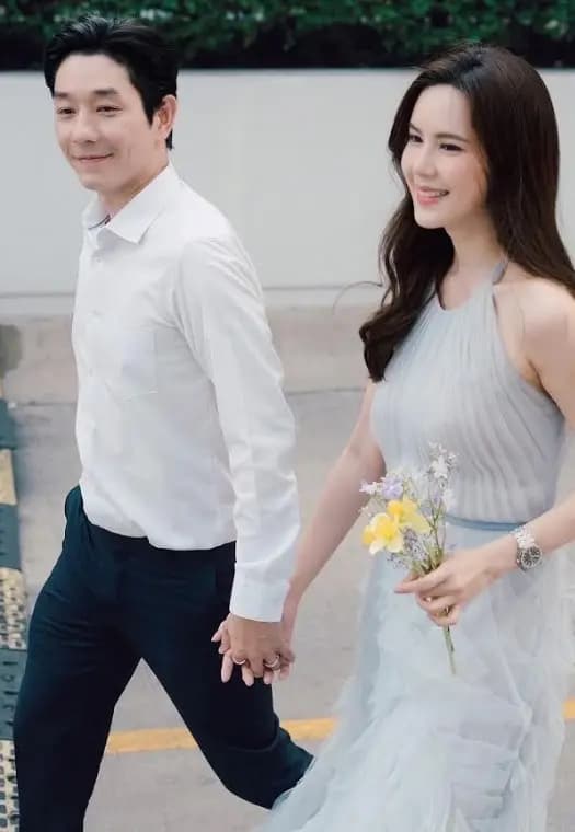 Jeab Pijittra在生日会上的幸福瞬间,Boy深情注视