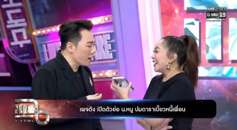 娜娜与达妲的亲密合照展示友情