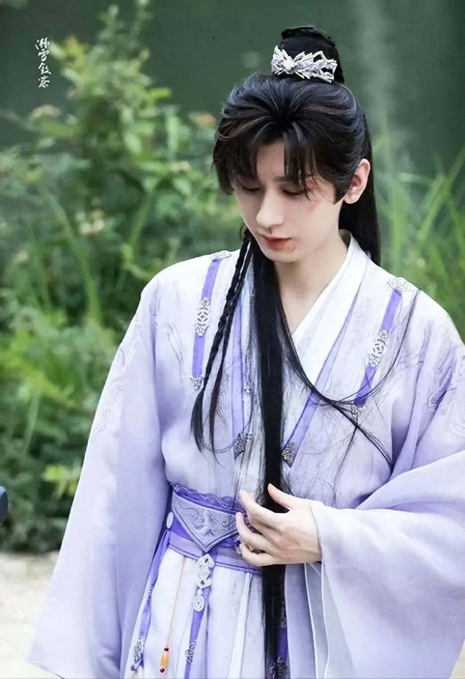 惊险!成毅拍赴山海吊威亚高空摔落,剧组安全引热议!