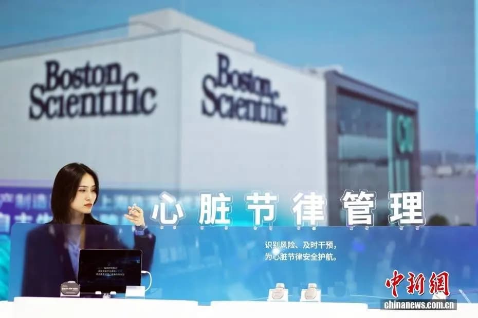 观众在波士顿科学展台了解前沿医疗技术