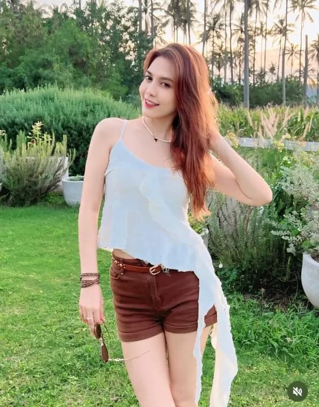 知名歌手Punch Worakarn身穿清新造型在自然美景中拍照