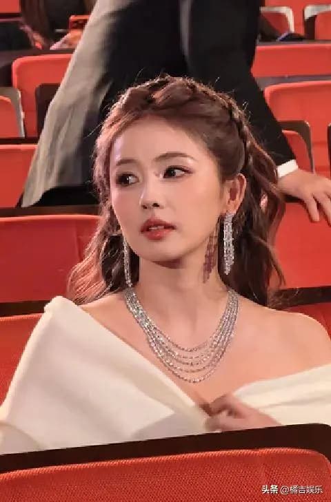 白鹿笑容灿烂回应李莎旻子,展现真挚感激之情