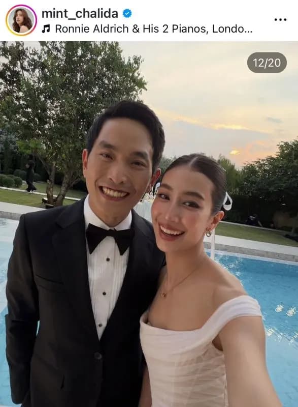 明达接到捧花后转身指向男友普帕的有趣瞬间