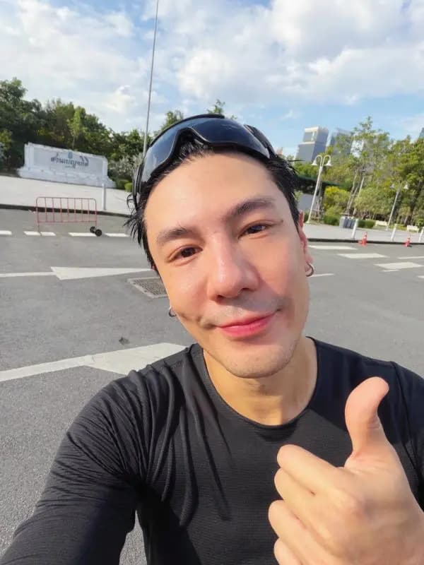 泰星Dom Pakorn Lam展现幸福已婚男士形象