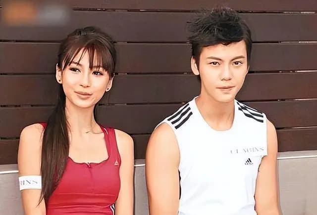 蔡卓妍与郑中基离婚发布会现场