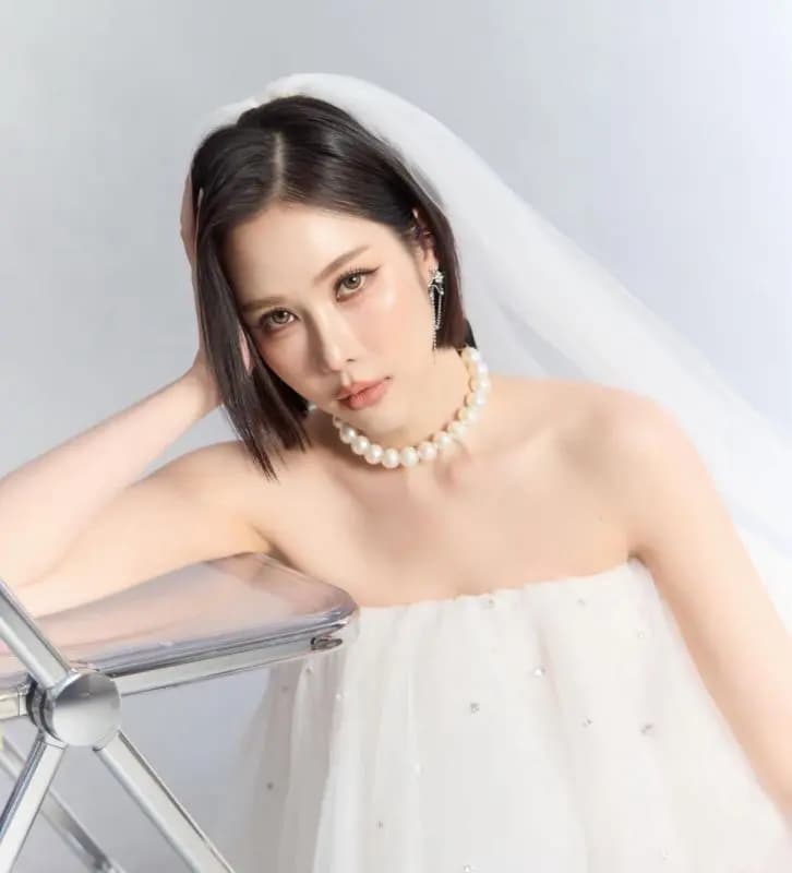 31频道女星Ben Raviyanun身着优雅淑女装庆祝生日