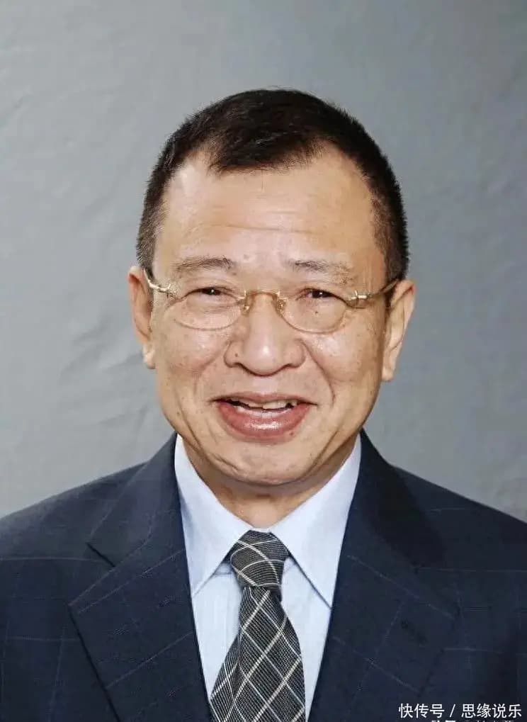 苗侨伟戚美珍等明星神色凝重赶往医院探望许绍雄