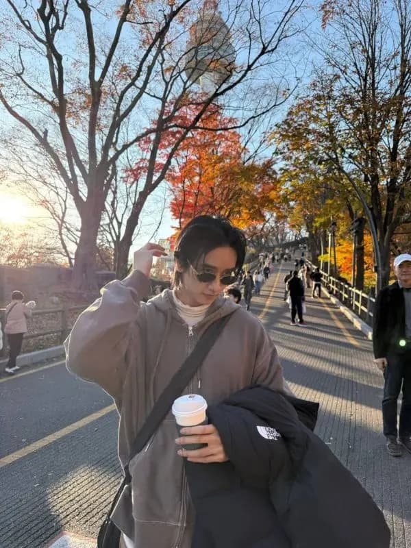 Peak军团在韩国首尔展现清新造型与绚丽彩叶的完美搭配