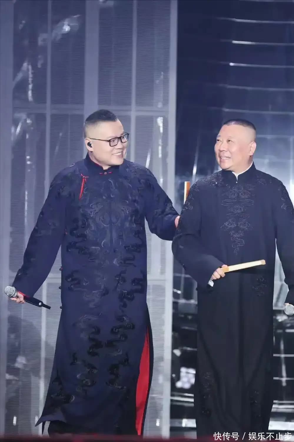 岳云鹏跨界唱歌引发争议的舞台照