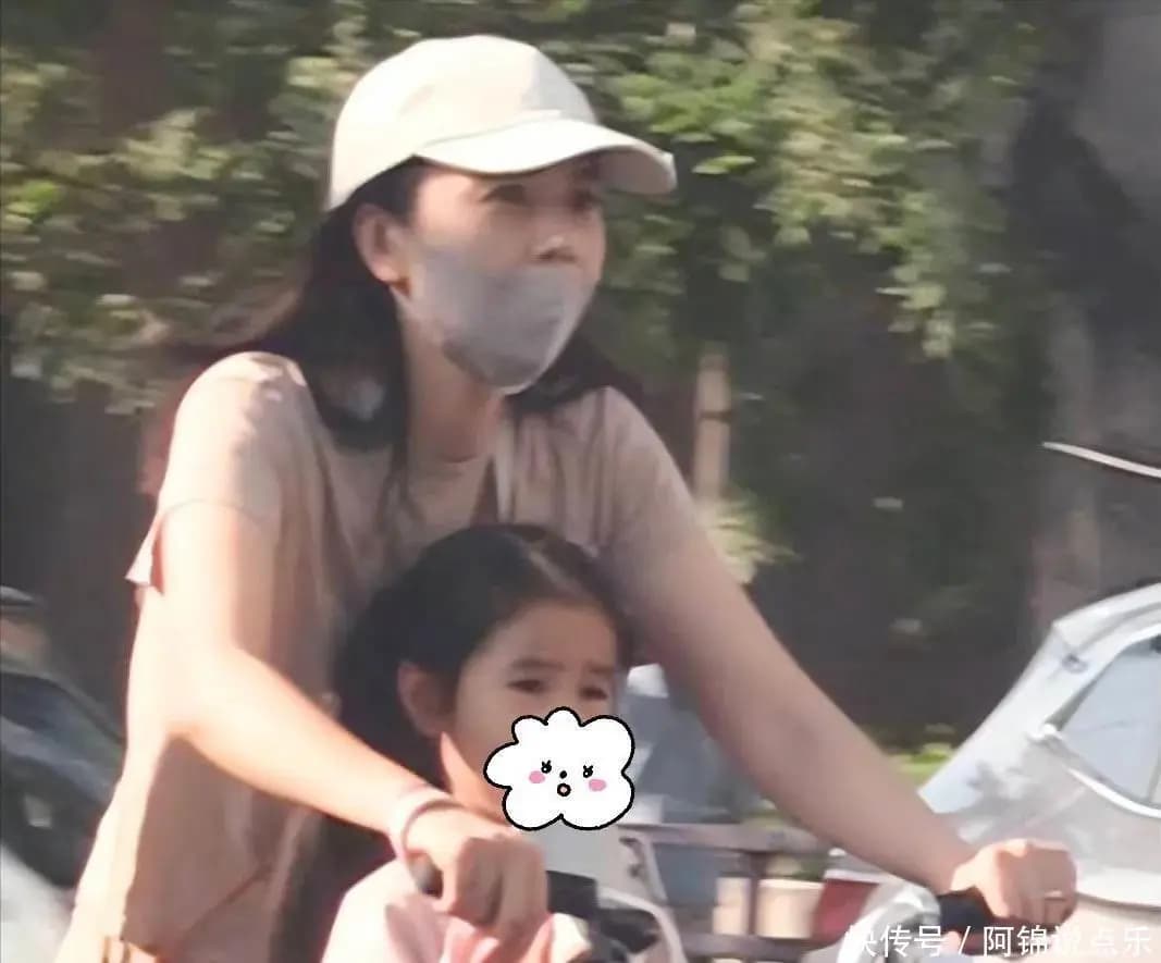 高圆圆因体态含胸驼背在合影中气质被网红压制