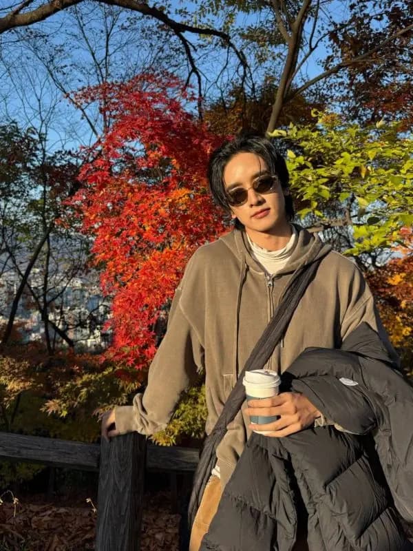 Peak军团成员展现时尚魅力的街拍造型