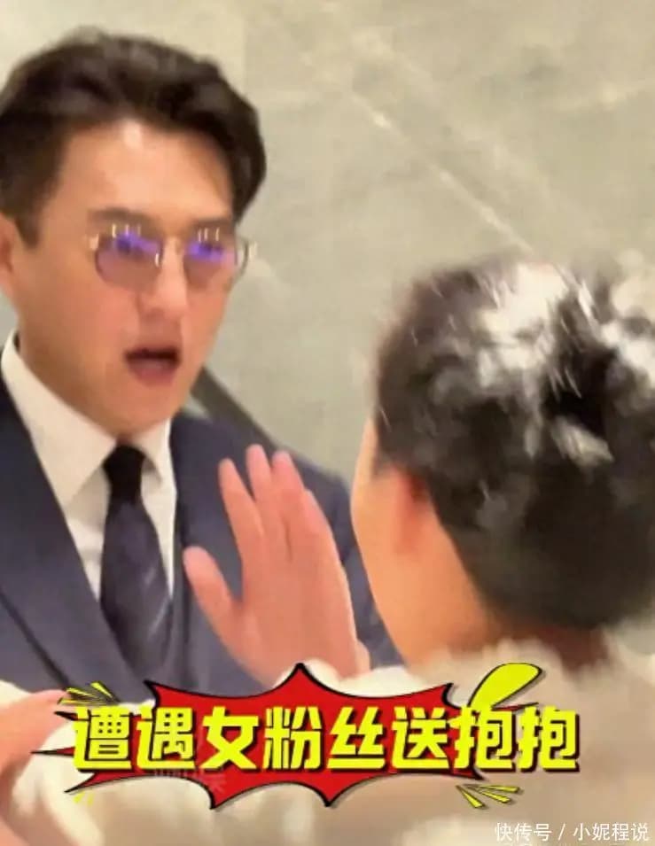 靳东现身重庆街头,双手紧握不停整理衣服,被领导围在中间尬笑