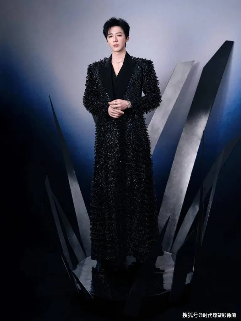 刘宇宁在《音乐缘计划》舞台深情演唱《自诩周全》,眼神忧郁