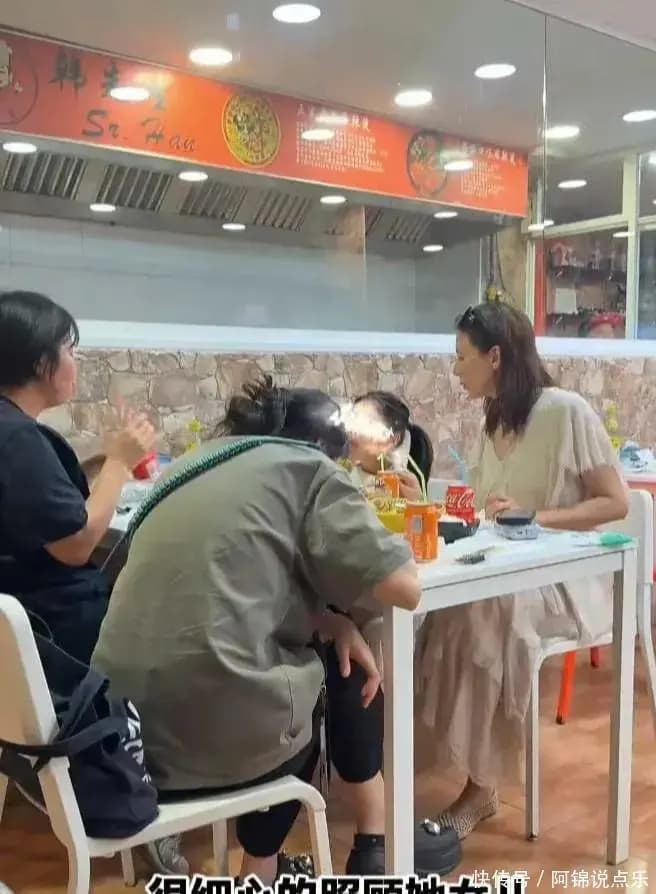 高圆圆与红发女网红同框对比显出年龄差距