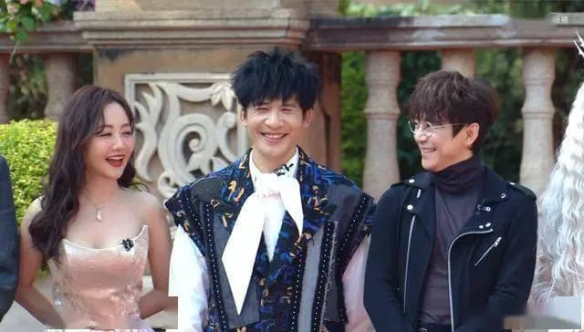 偶遇明星上班:杨蓉性感有韵味,王鸥裸露香肩,戚薇咋长这样了?