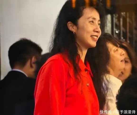 孙莉紧紧牵着女儿的手,母爱满满