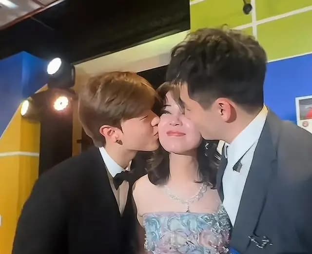 54岁于文红身穿银灰色露脐西装展示健身身材,24岁男友手放其腹部显亲密