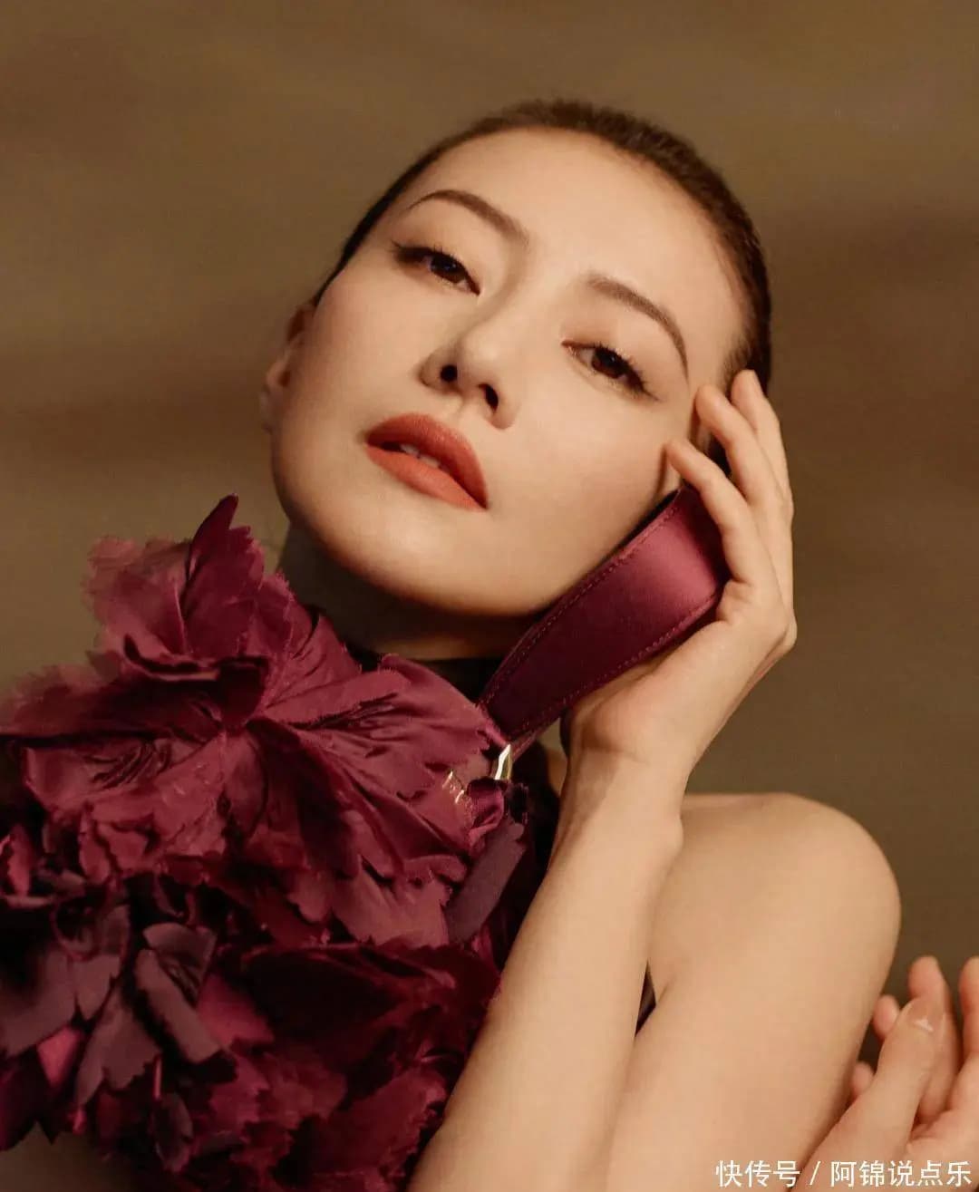 46岁高圆圆活动生图:脸上褶子多含胸驼背,她身边整容脸网红惊艳