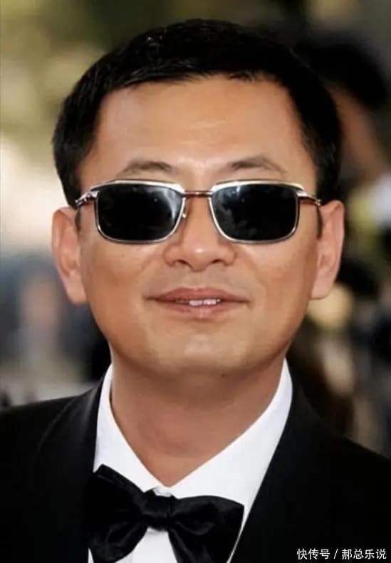 又添一把火,“逼疯”辛芷蕾、向太直播狂怼王家卫,言语犀利真实