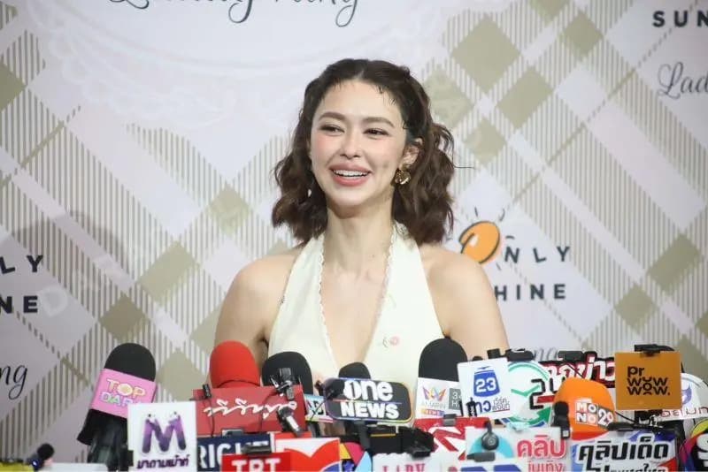 帕特丽夏与丈夫及两个孩子的温馨家庭合影