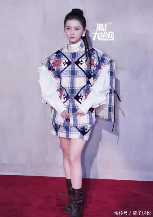 65岁惠英红身穿酒红色亮片套装稳坐C位,展现雍容华贵气场