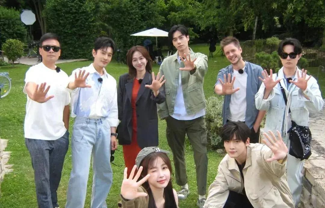 姜妍在综艺节目中默默工作被镜头捕捉的瞬间