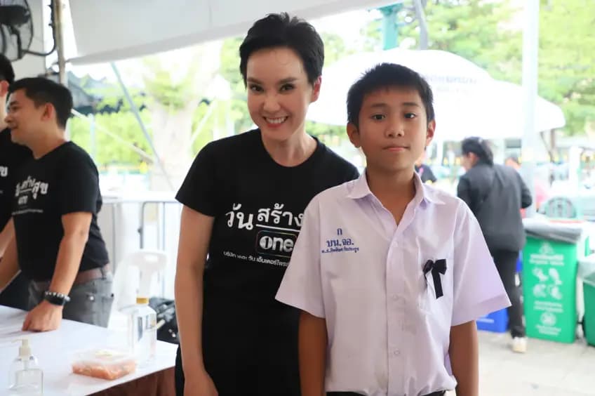 Wan News主持人在捐赠现场