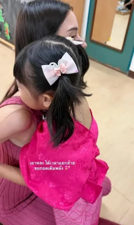 小Oni身穿精致泰国传统服饰准备上学的可爱模样