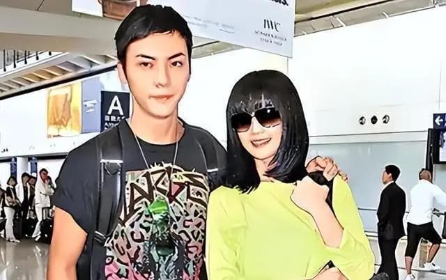 蔡卓妍离婚发布会眼神空洞