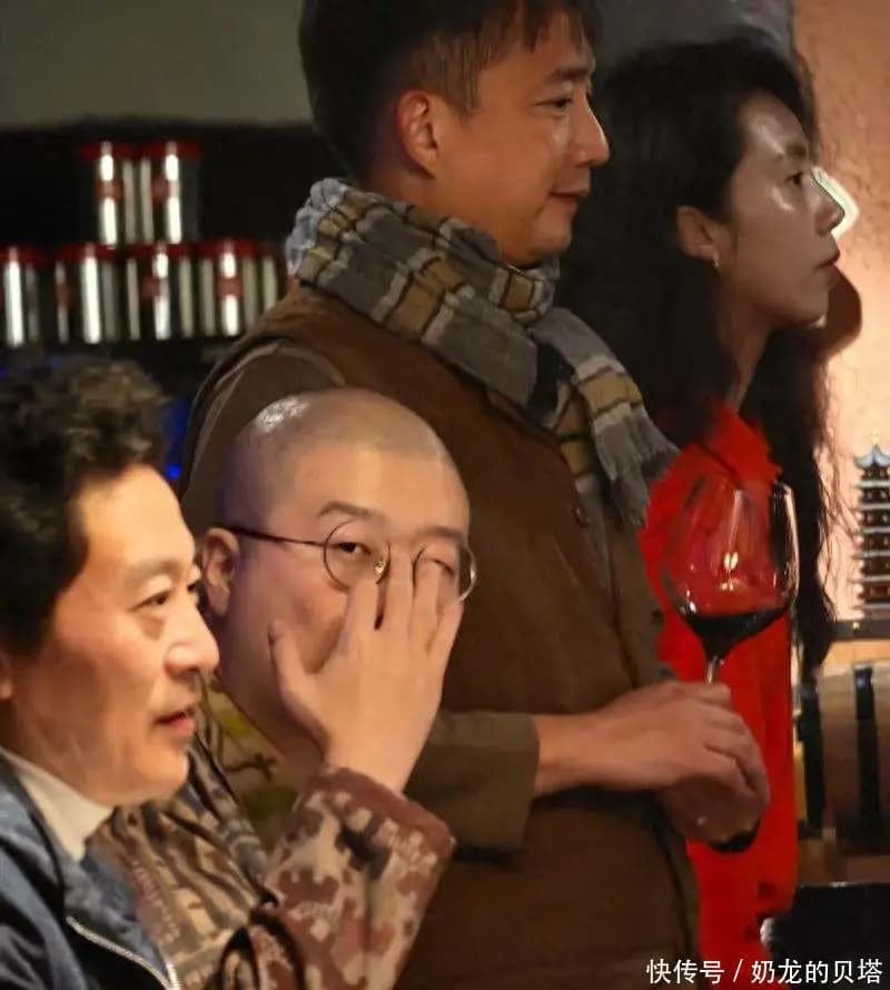 黄磊带家属参加明星聚会,被孙莉真实长相吓到,像戴着假发的男人