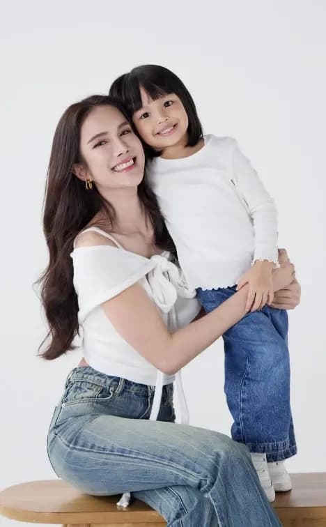 内·帕法达展现知性魅力,从演员转型主持人的工作近照