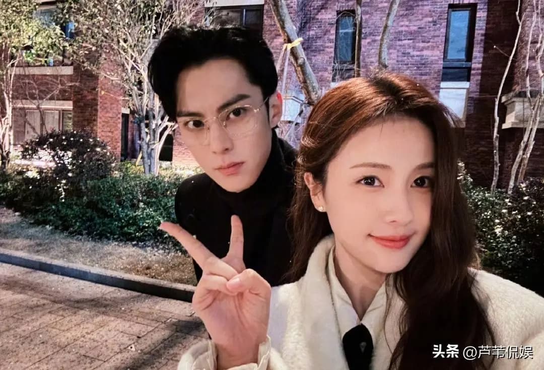 白鹿和王鹤棣在视界大会台下同框热聊