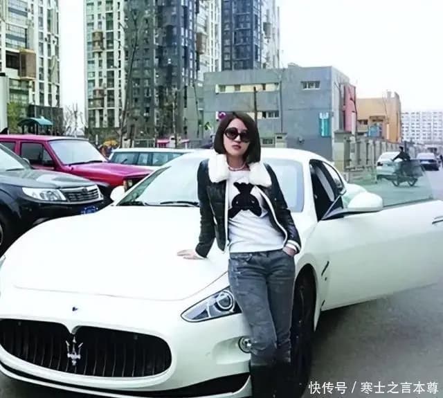 郭美美驾驶豪车炫富画面
