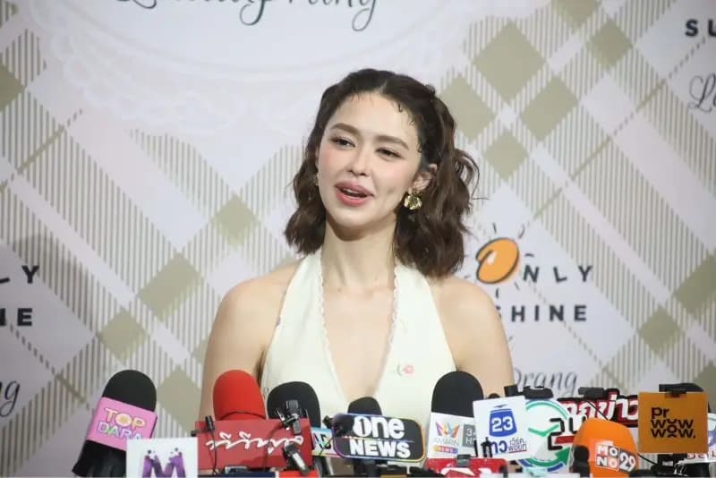 帕特丽夏抱着孩子的幸福瞬间