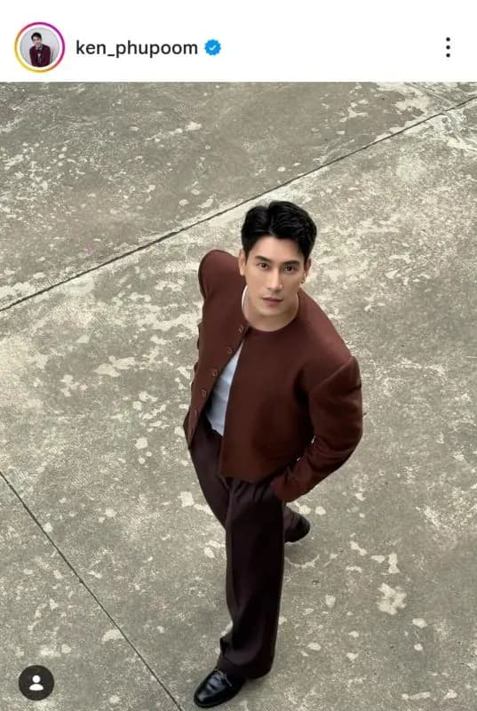 洪水退去后的街道与店铺一片狼藉