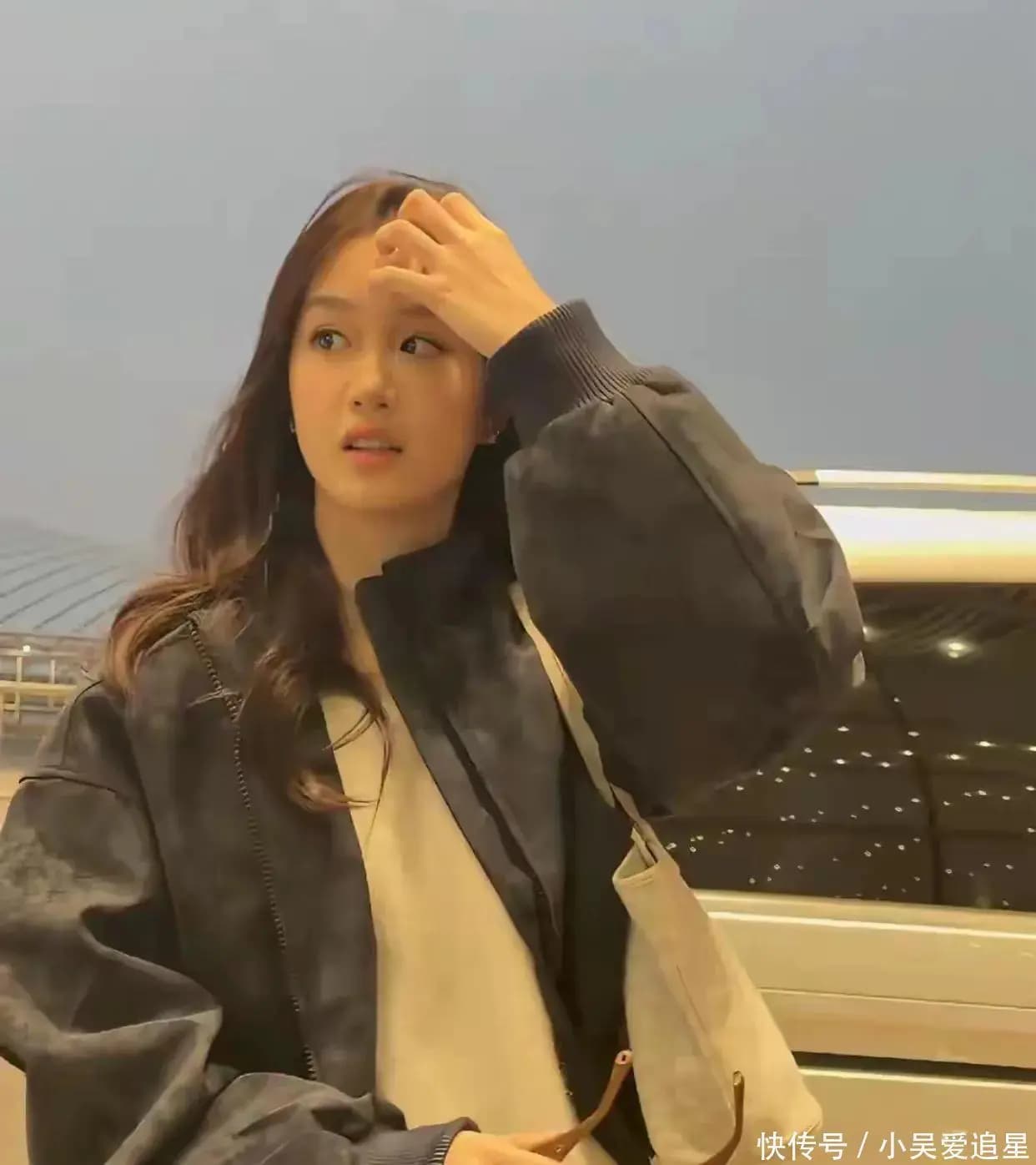 钟丽缇大女儿混血感十足,母女四人机场自然互动