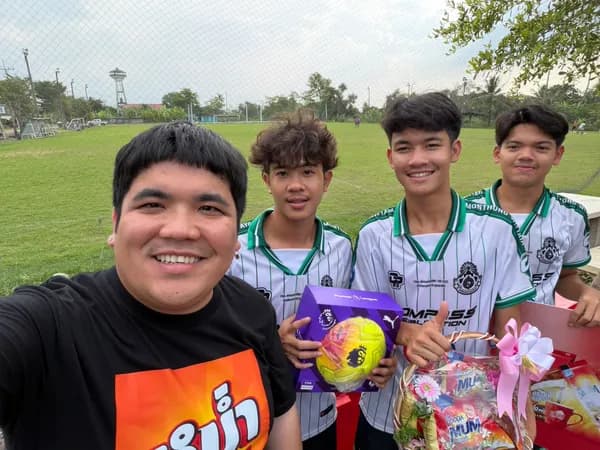 ““杰克·我的粉丝”代表“穆姆·乔克莫克——佩特·萨哈拉图”向金枕头学院足球队捐赠3万泰铢资助金,并继续支持猜纳队”