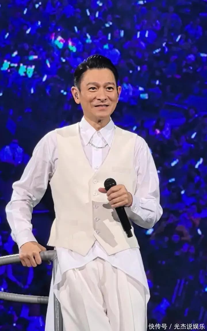 刘德华微表情分析,眼神疲惫嘴角笑容瞬间消失