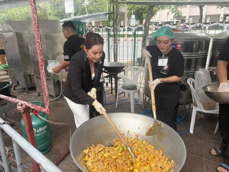 美丽善心..著名乡村歌手志愿制作盒饭敬献皇家百年庆典