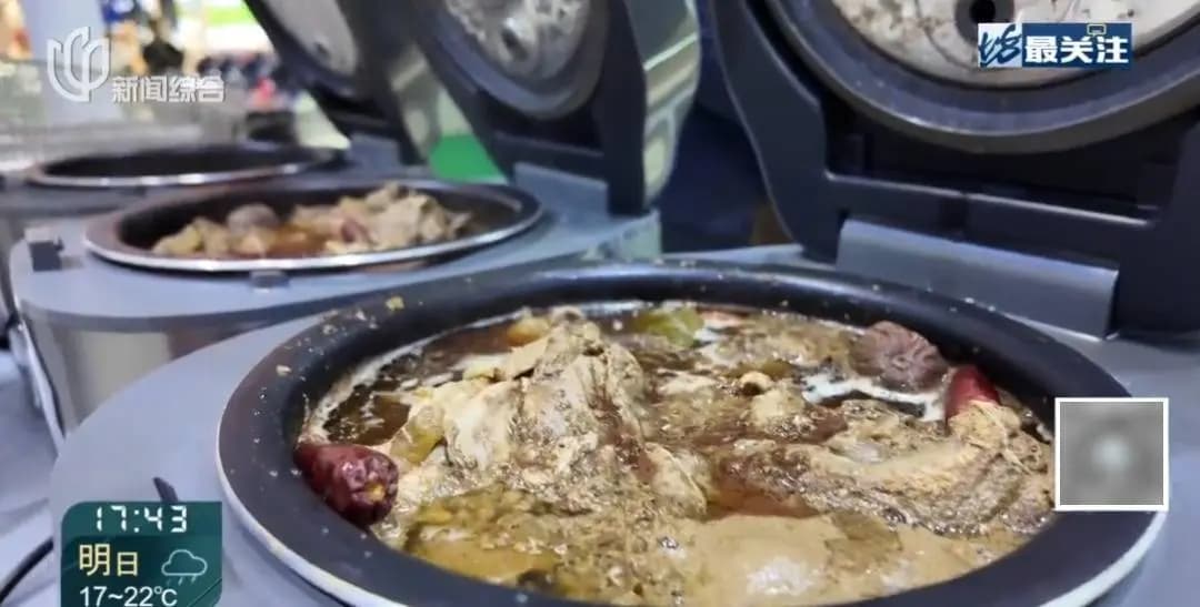 进博会现场厨师正在烹饪西班牙进口黑猪脊骨,肉质紧实诱人