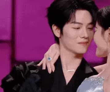 何炅谢娜齐思钧悦悦同台主持