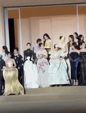 杨幂在合影环节挤入刘亦菲身旁位置