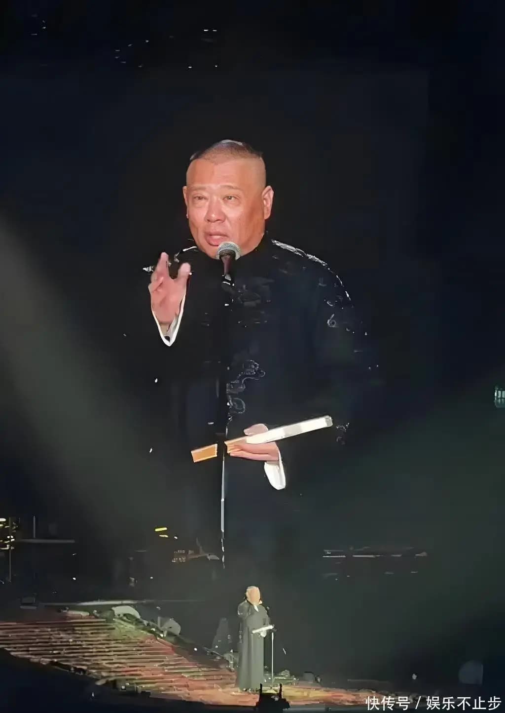 岳云鹏回归相声舞台表演的资料图