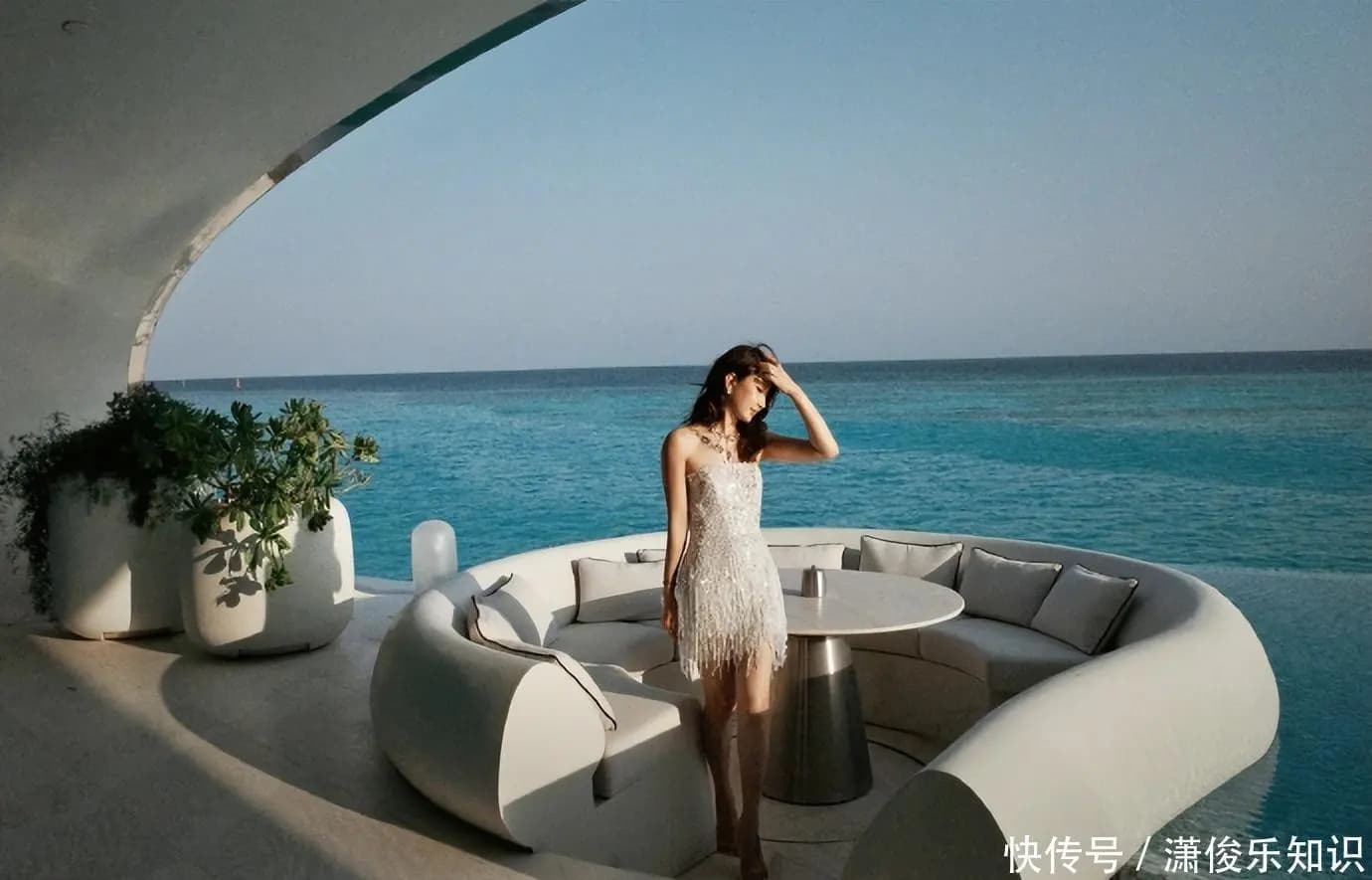 许婧在海边沙发上展现大长腿和氛围感