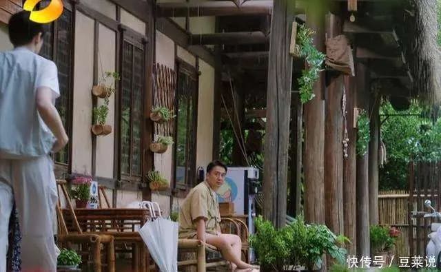 杨超越熟练使用缝纫机,张子枫和齐溪在一旁惊讶观看