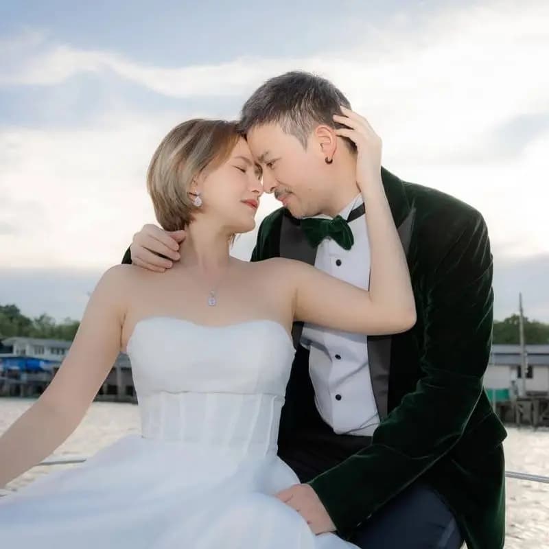 泰星Potty在婚礼后向玛拉西奶奶跪拜祈福的温馨画面