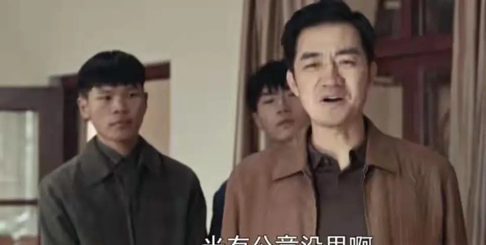 成年暖暖面对生父认亲要求,展现出独立的人格与清醒的态度