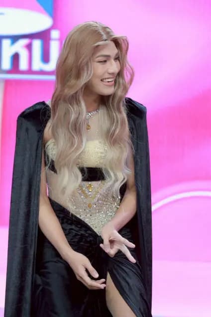 Mon Worawit与支持他的粉丝们合影