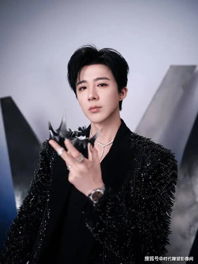 刘宇宁在练习室弯腰向喻言请教舞蹈动作,态度诚恳